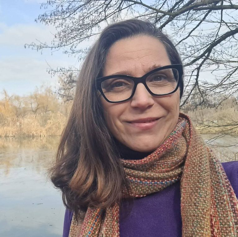 zdrava, nasmejana in modra ženska s toplim pogledom