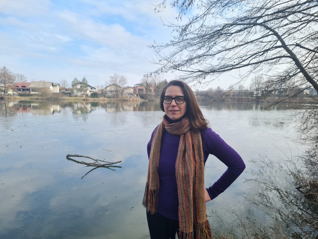 samozavestna močna drža ženska ob jezeru